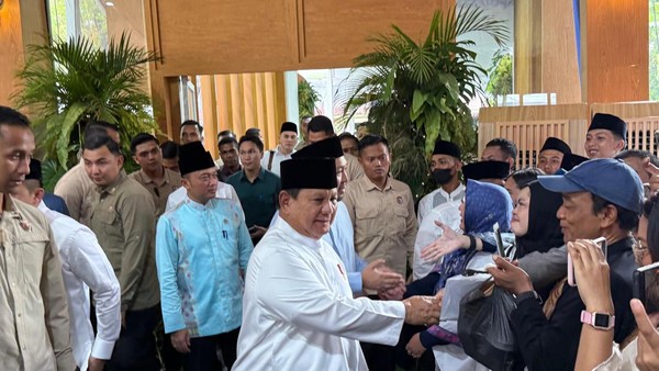 presiden-prabowo-subianto-didampingi-putranya-didit-hediprasetyo-menghadiri-kegiatan-open-house-lebaran-di-istana-negara-jakar-1774082003973_169 open house prabowo